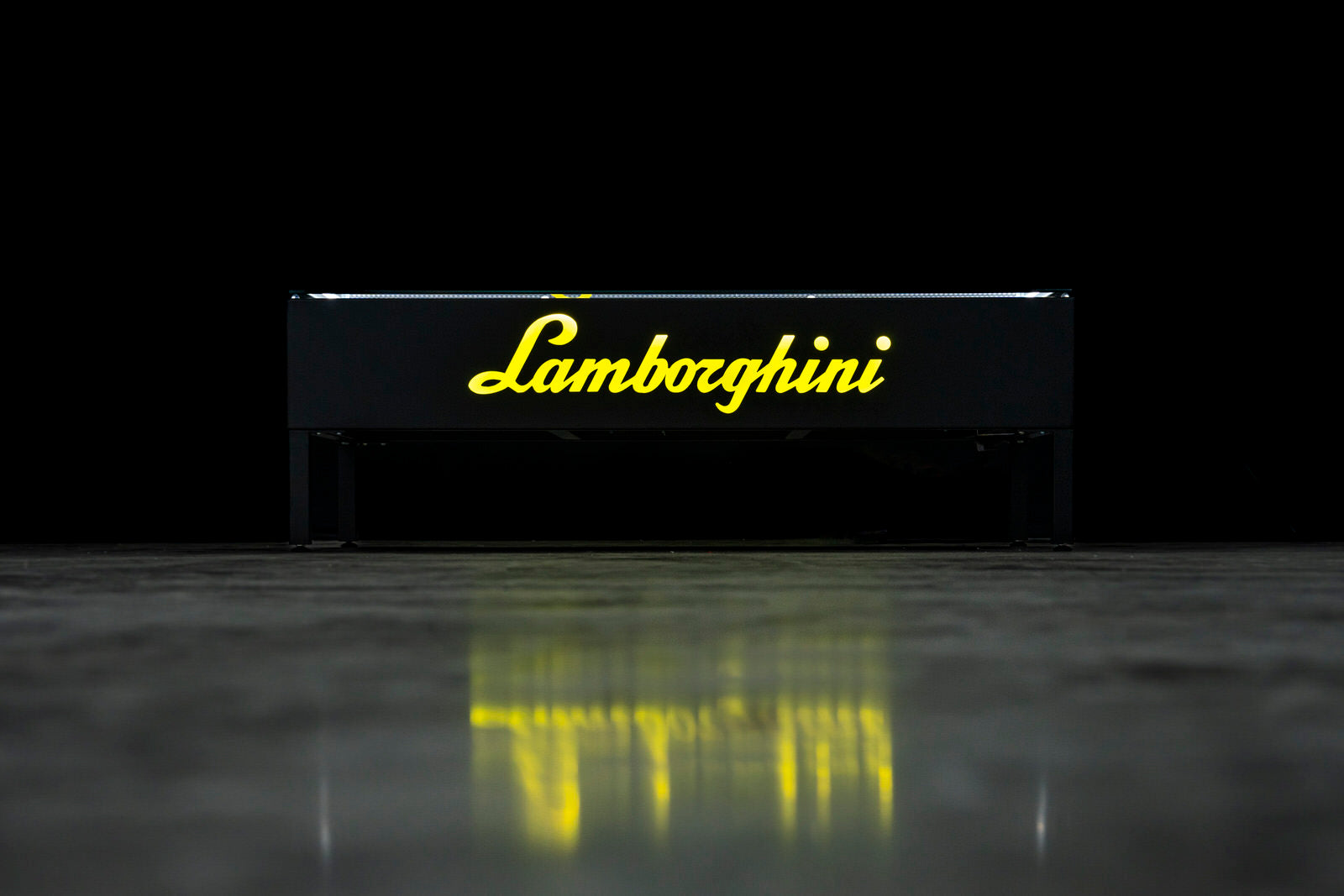Luxury table with Lamborghini collectible models. / Tavolo di lusso con modellini da collezione Lamborghini