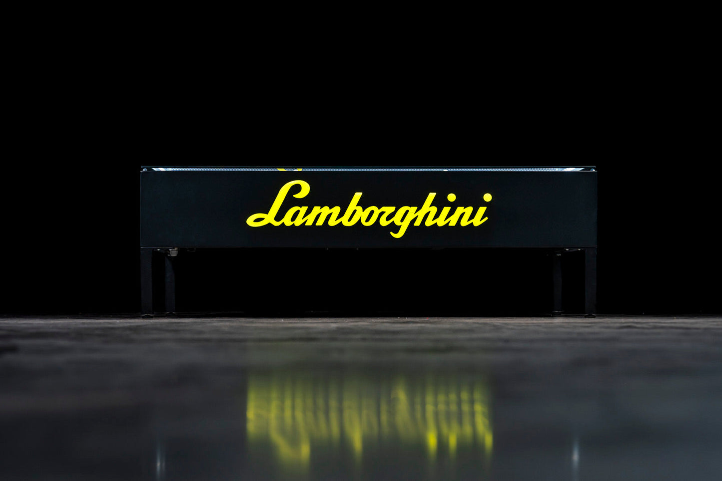Red and yellow Lamborghini models in table. / Modellini Lamborghini rossi e gialli nel tavolo
