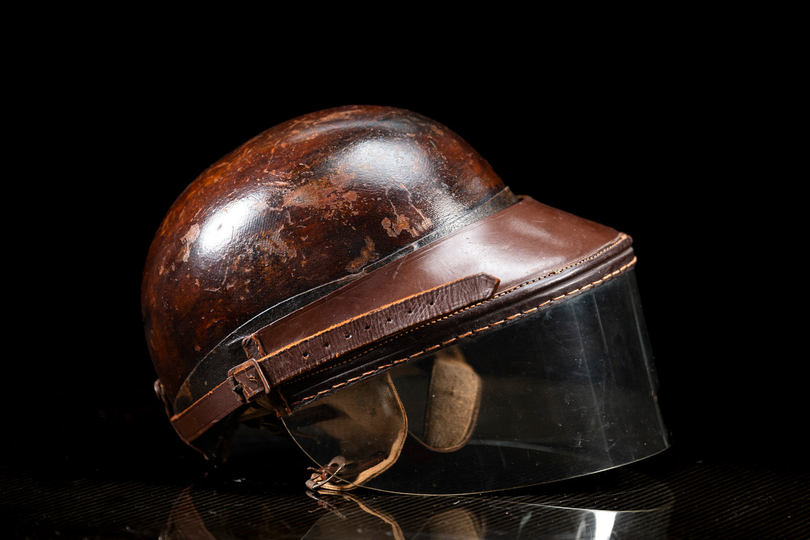 Rare Phil Hill racing helmet. / Raro casco da corsa Phil Hill