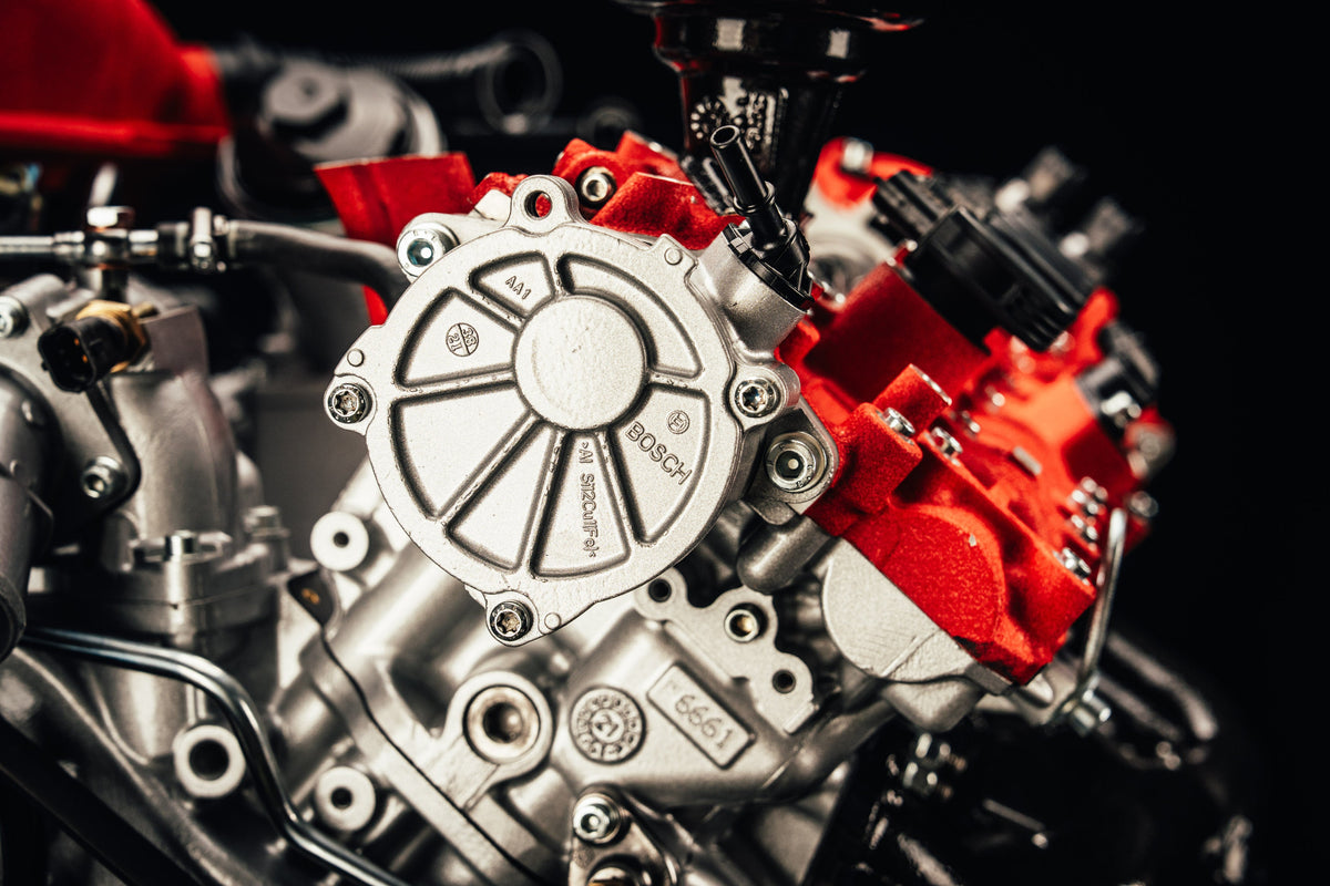 Ferrari V8 cutaway moving engine