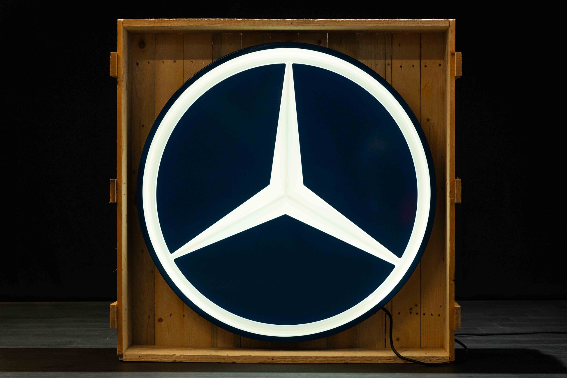 1083 - Mercedes Original Illuminated Sign