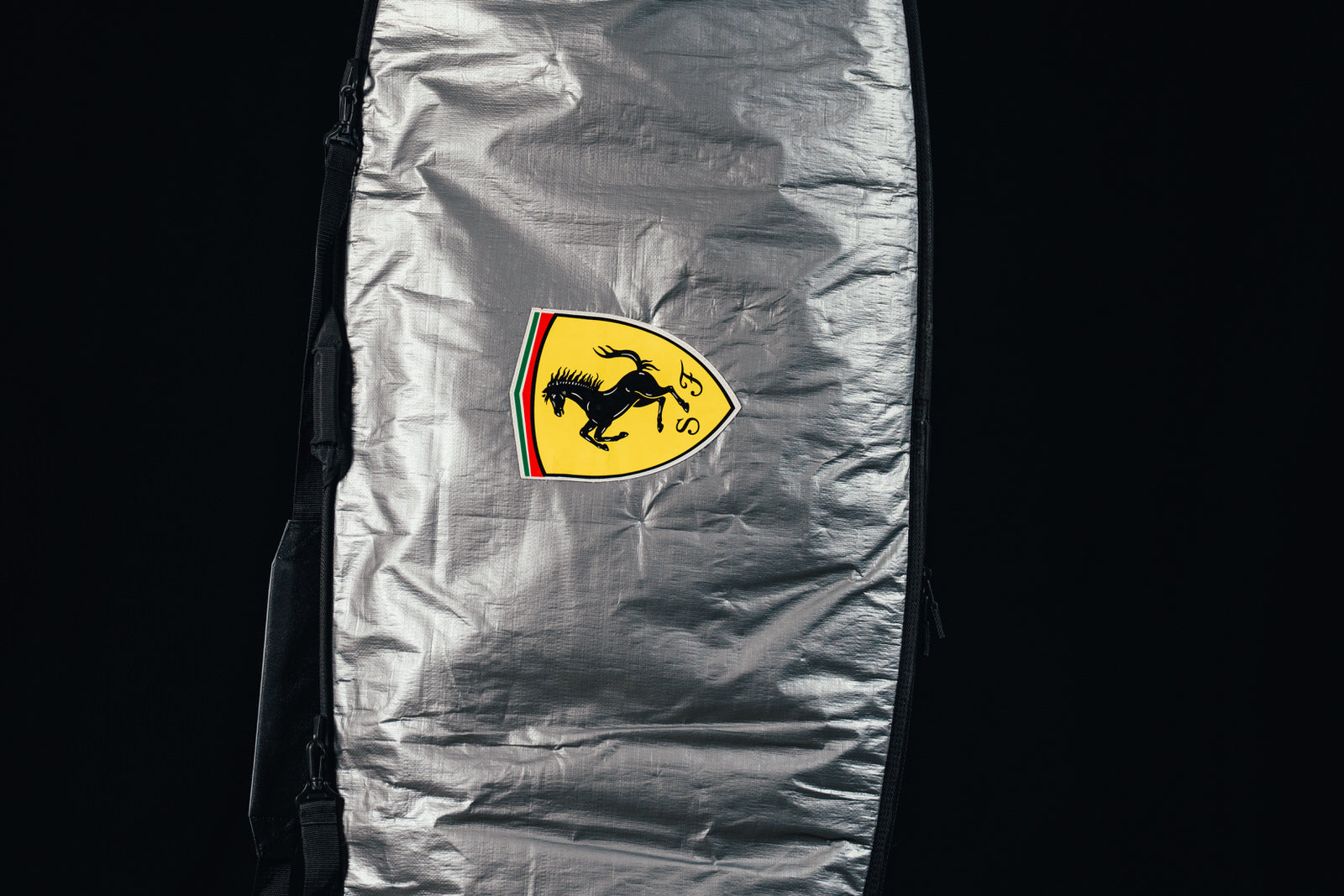 Limited edition Ferrari memorabilia: a surfboard for collectors and racing fans. / Memorabilia Ferrari in edizione limitata: una tavola da surf per collezionisti e appassionati di corse.