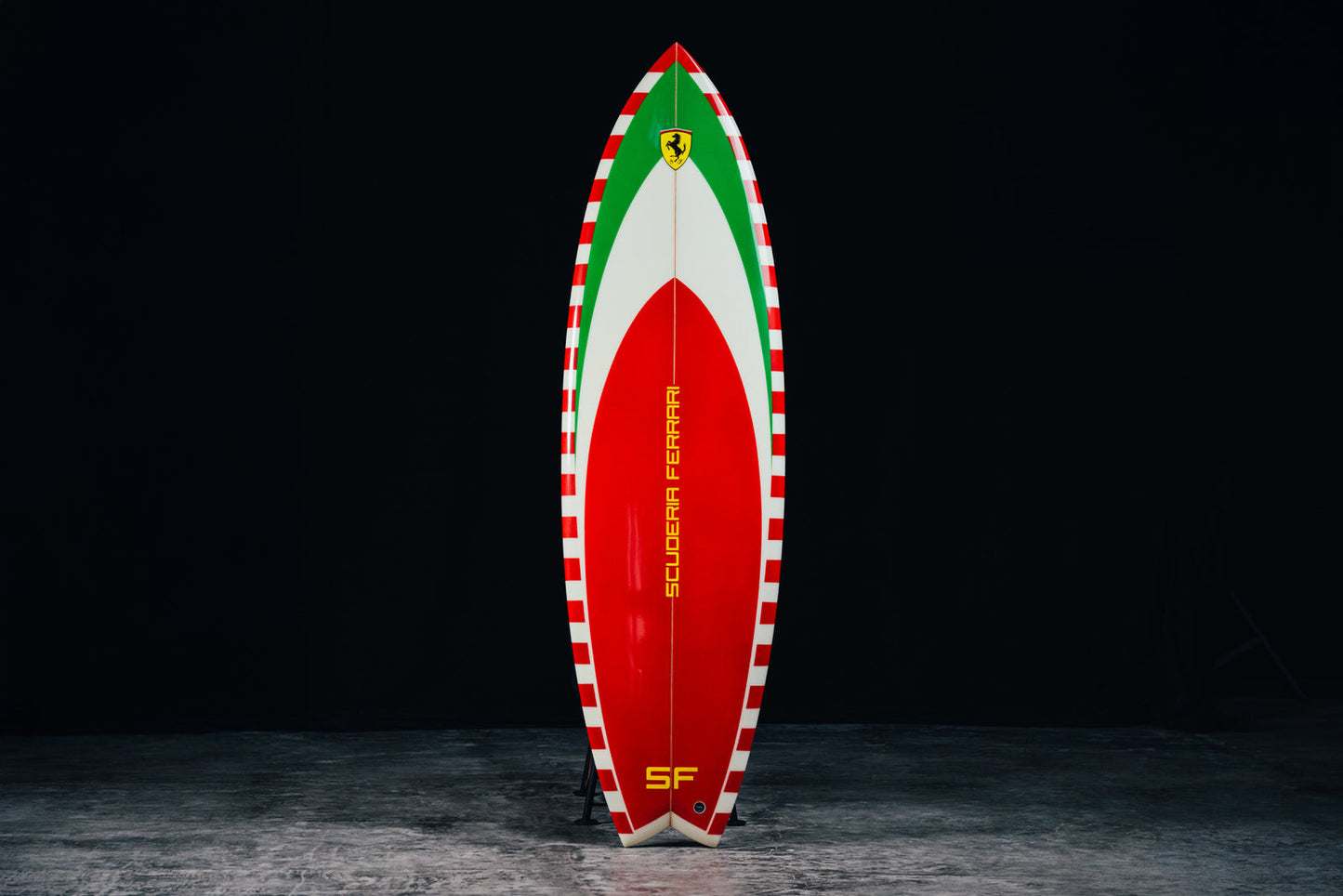 Front view of the Scuderia Ferrari surfboard featuring official racing graphics. / Vista frontale della tavola da surf Scuderia Ferrari con grafiche ufficiali da corsa.