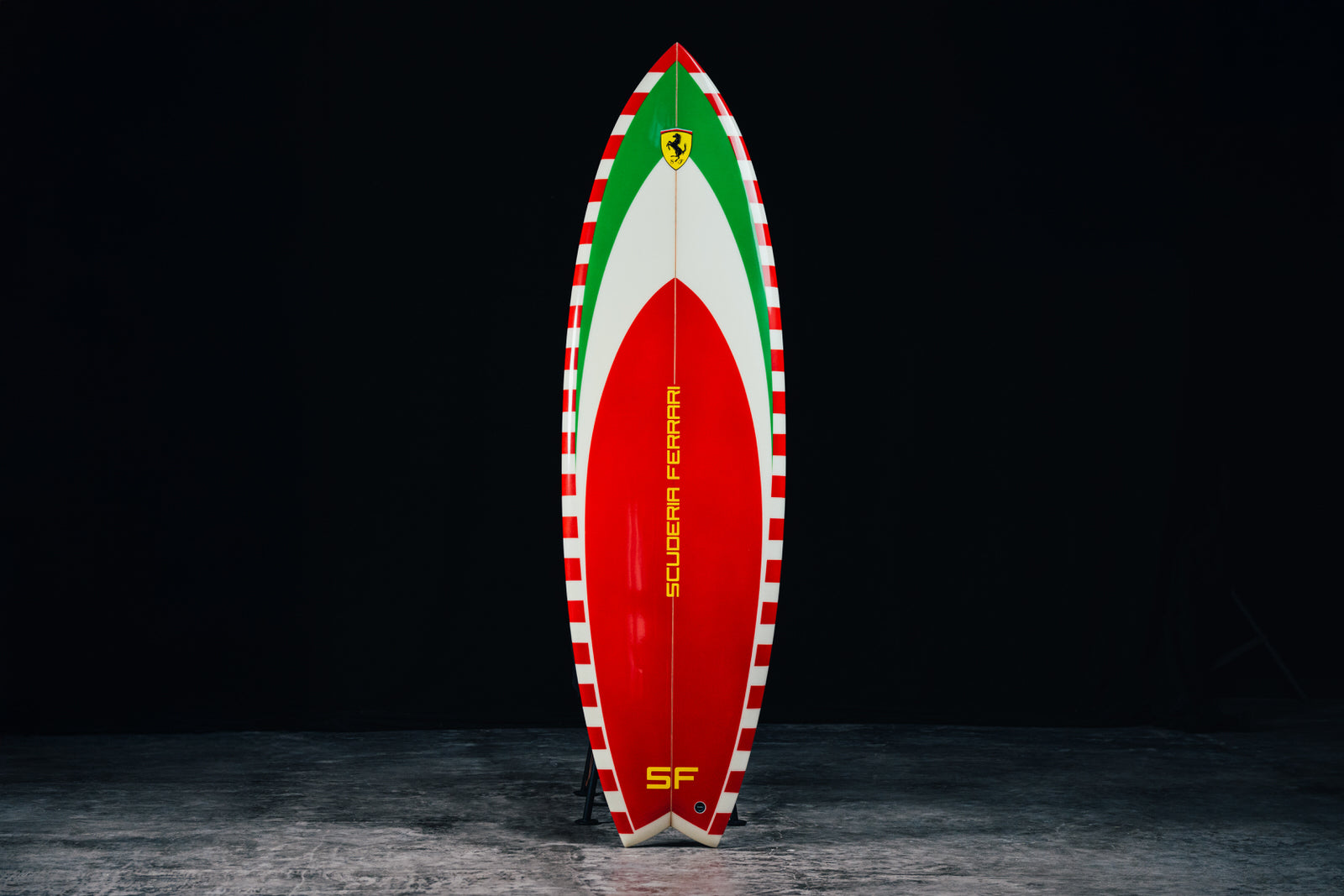 Front view of the Scuderia Ferrari surfboard featuring official racing graphics. / Vista frontale della tavola da surf Scuderia Ferrari con grafiche ufficiali da corsa.