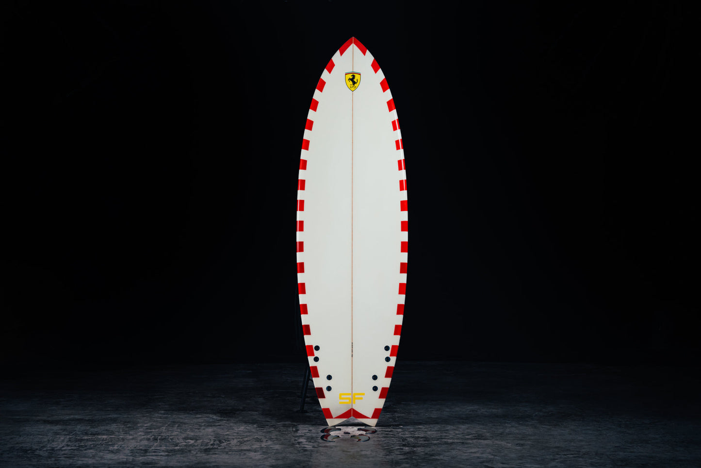 Ferrari surfboard, crafted with premium materials and a sleek aerodynamic shape. / Tavola da surf Ferrari, realizzata con materiali di alta qualità e una forma aerodinamica elegante.