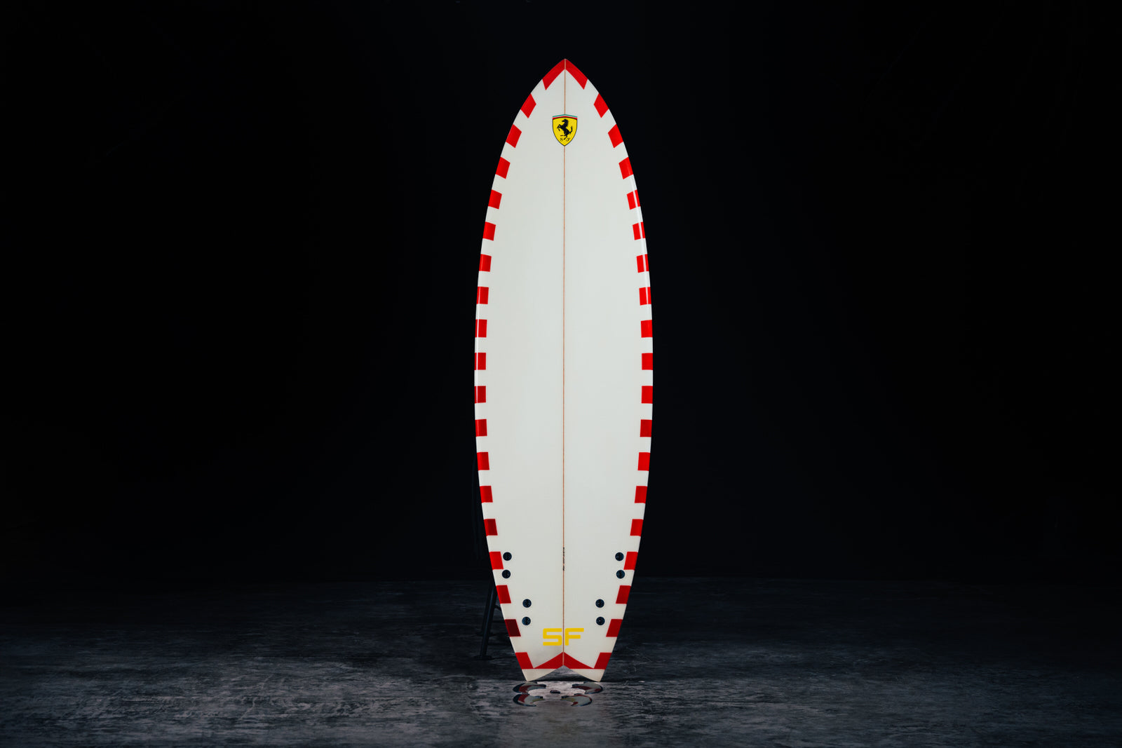 Ferrari surfboard, crafted with premium materials and a sleek aerodynamic shape. / Tavola da surf Ferrari, realizzata con materiali di alta qualità e una forma aerodinamica elegante.