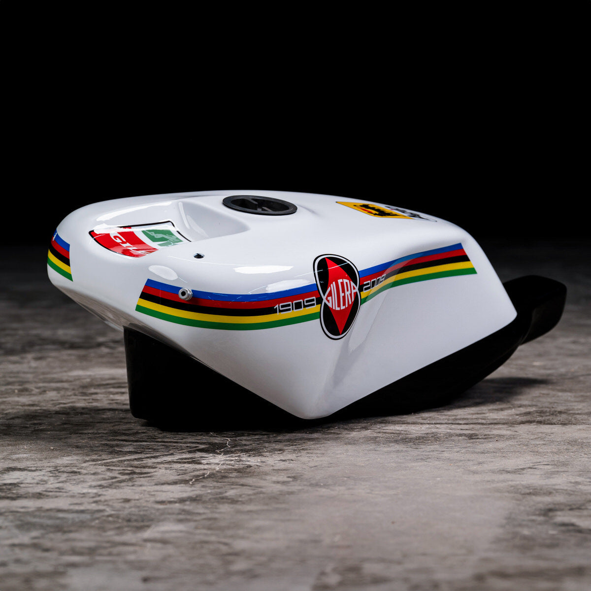 Gilera 250 original fuel tank. / Serbatoio originale Gilera 250