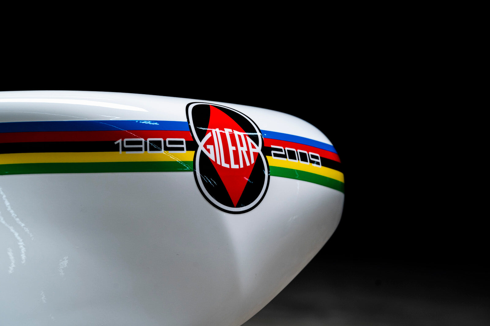 Gilera 250cc racing fuel tank. / Serbatoio da corsa Gilera 250cc