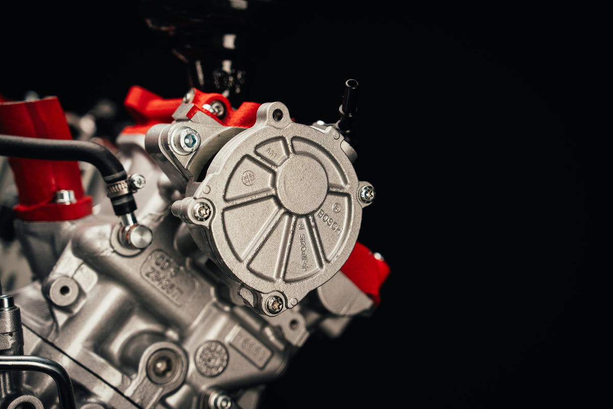 Ferrari V8 cutaway moving engine