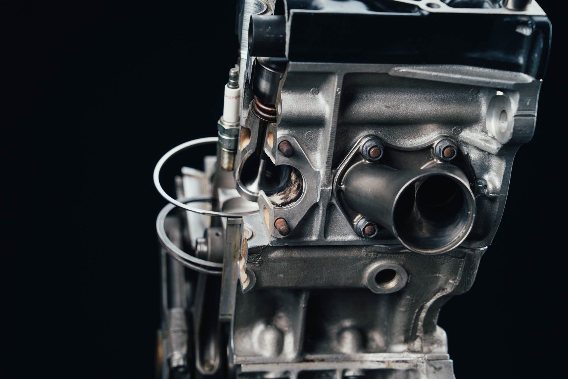 1044 - Lamborghini LE3512 F1 Engine Section