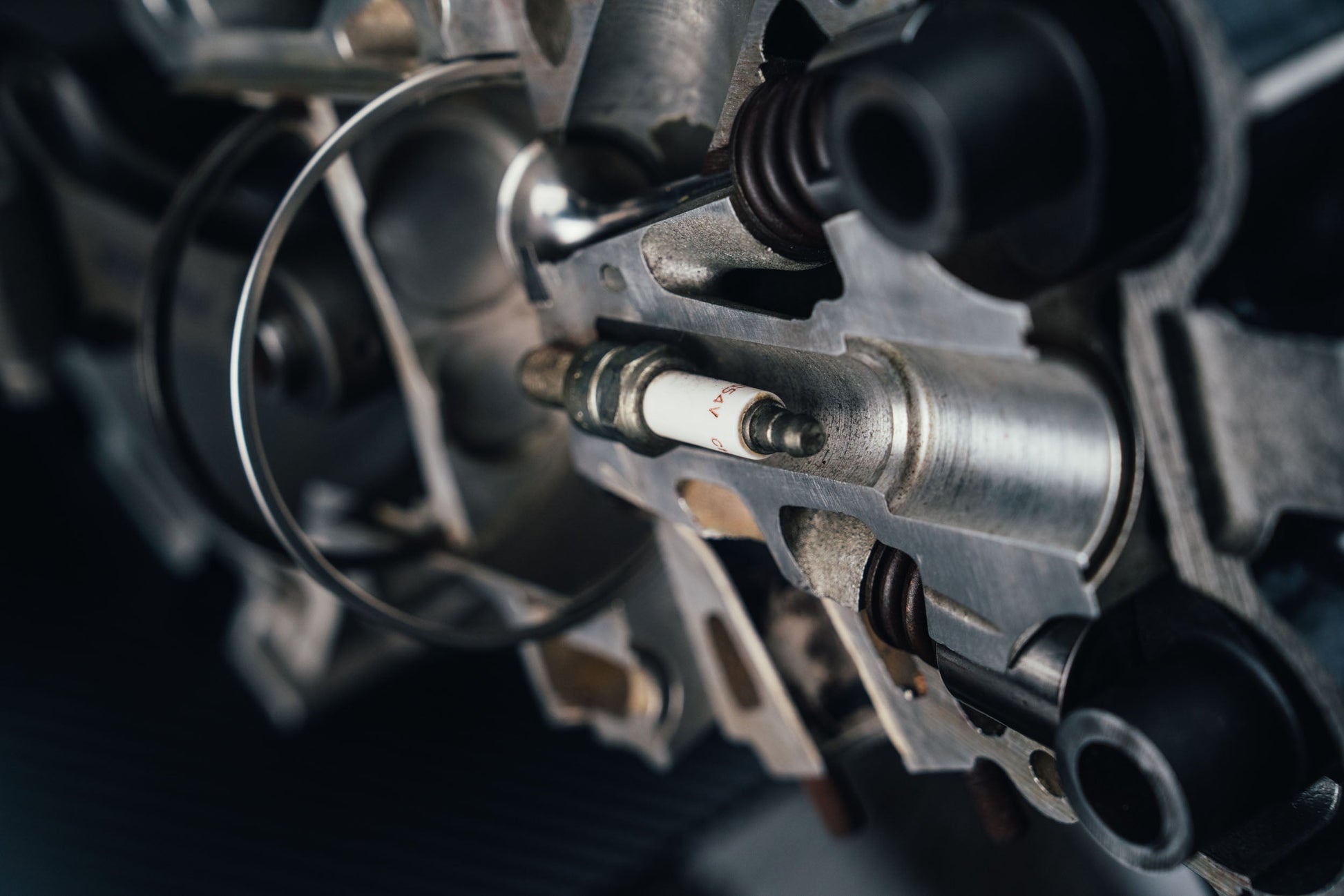 1044 - Lamborghini LE3512 F1 Engine Section