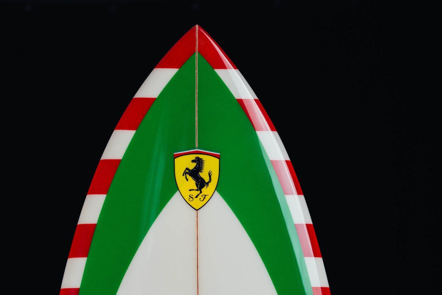 High-performance Ferrari surfboard with quad-fin setup and FCS soft carrying case. / Tavola da surf Ferrari ad alte prestazioni con assetto a quattro pinne e custodia FCS