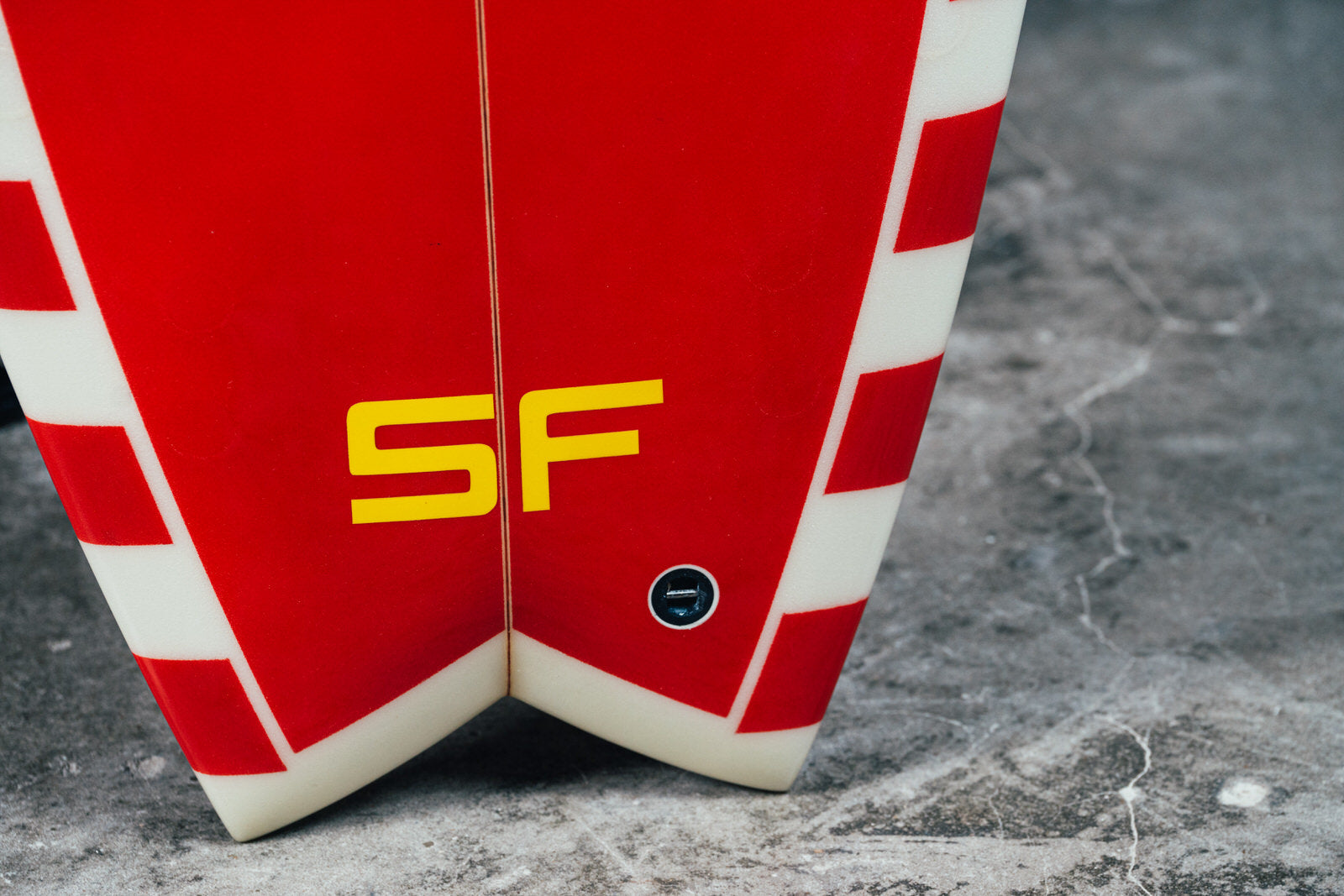 193 cm Ferrari surfboard, a collector’s item for motorsport and surf enthusiasts. / Tavola da surf Ferrari da 193 cm, oggetto da collezione per appassionati di motorsport e surf.