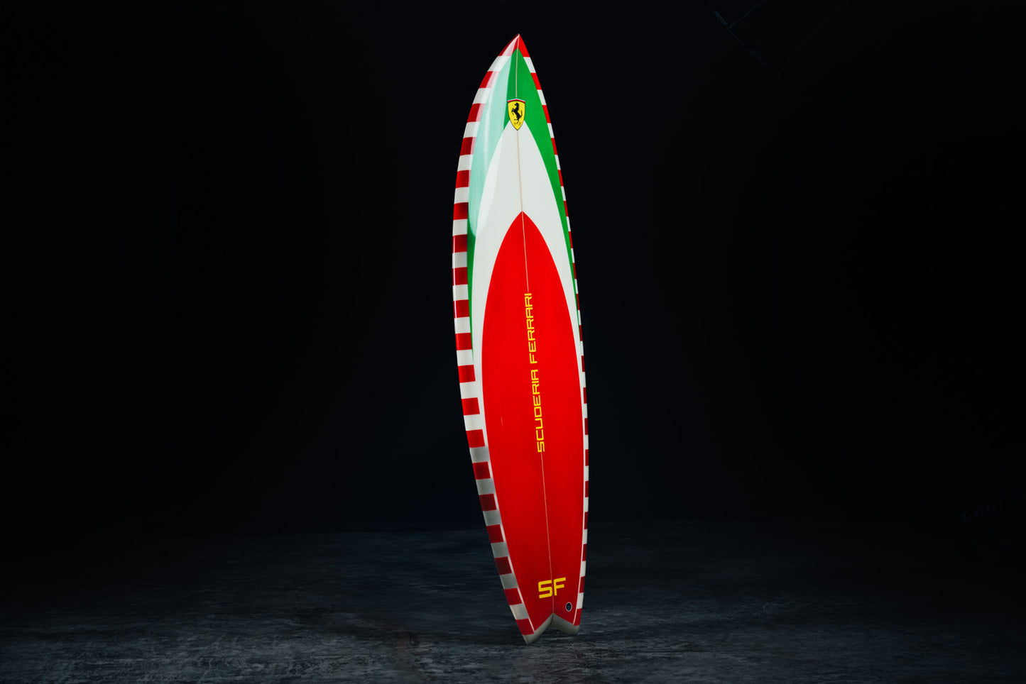 Backside of the Ferrari Limited Edition surfboard, showcasing the Scuderia Ferrari logo. / Parte posteriore della tavola da surf Ferrari in edizione limitata, con logo Scuderia Ferrari.