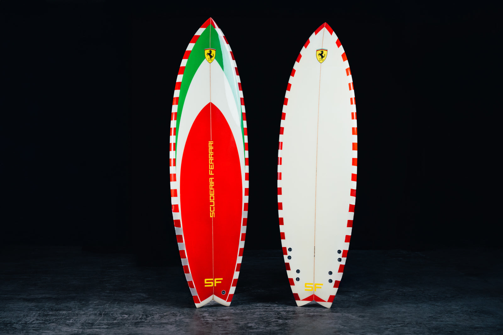 Unique Ferrari surfboard, perfect for display in a garage, office, or mancave. / Tavola da surf Ferrari unica, perfetta per esposizione in garage, ufficio o sala giochi.